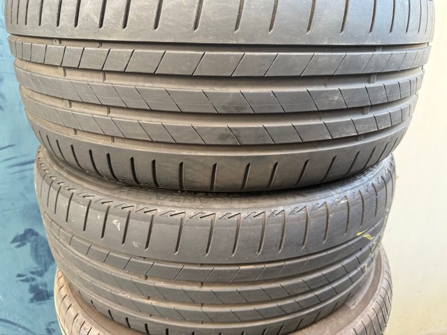 Neumáticos Bridgestone 225/40/19 93Y