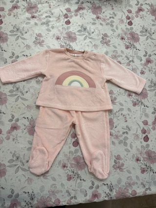 Pijama de bebé rosa con arcoíris