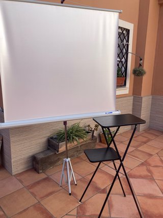 Pantalla Proyector y Soporte Mesa