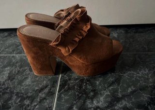 Tacones Marrones con Volantes