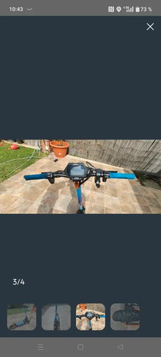 Patinete eléctrico con detalles en azul