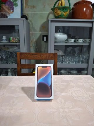 Scatola iPhone 14 Plus rossa