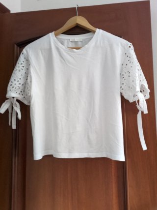 Camiseta Blanca con Mangas Caladas