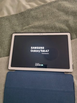 Samsung Galaxy Tab A7 con funda azul