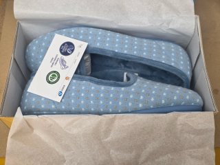 Zapatillas de casa azules con lunares