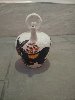 Botijo de cerámica pintado a mano