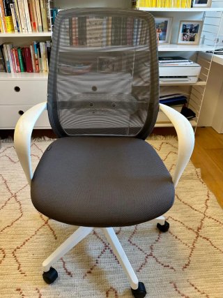 Silla de oficina ergonómica gris y blanca