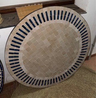 Mesa redonda mosaico beige y azul