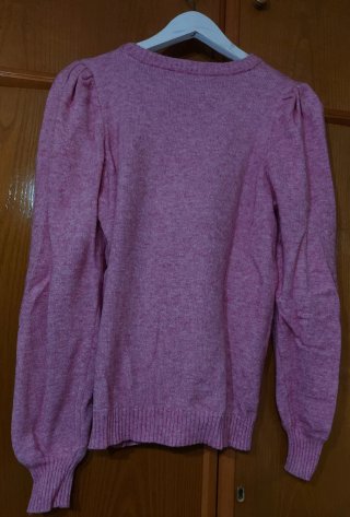 Jersey de punto rosa con hombros abullonados