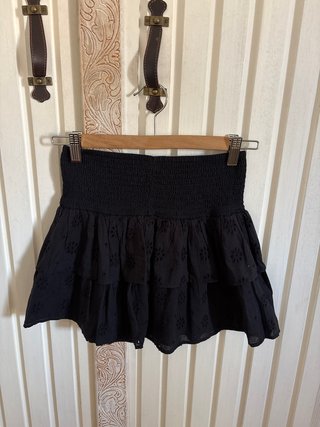 Falda negra Lefties volantes