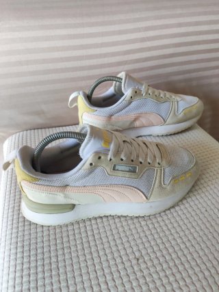 Zapatillas Puma Blancas y Beige