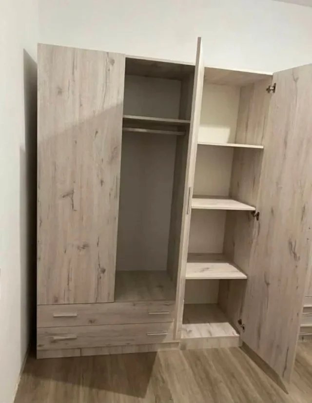Armario de madera con puertas y cajones