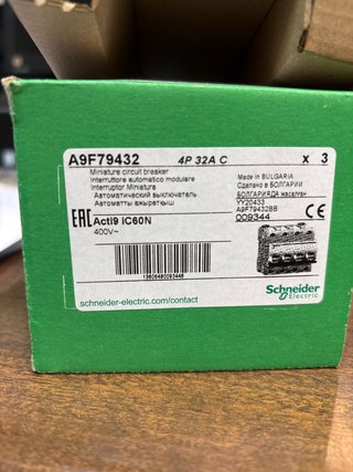 3 Interruptores Automáticos Schneider Acti9