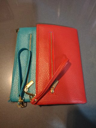 2 Carteras de mano rojas y turquesas