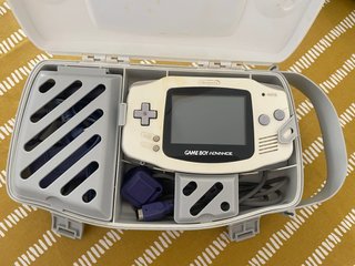 Nintendo Game Boy Advance con maletín