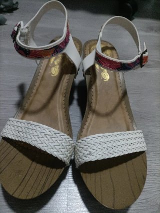 Sandalias blancas y multicolor