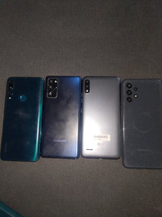 Lote 4 cellulari da riparare o per pezzi