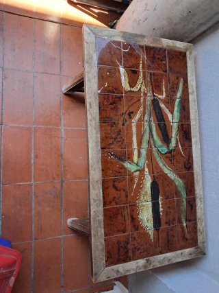 Mesa auxiliar con azulejos de insectos