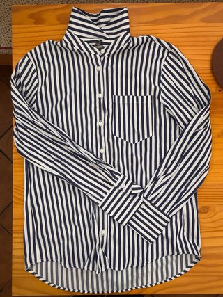 Camisa de rayas azul y blanca