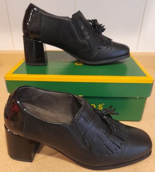 ZAPATO COLOR NEGRO DE CÓMODO PITILLOS