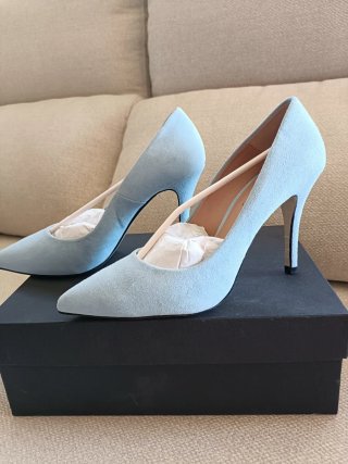 Zapatos de tacón de ante azul nuevos