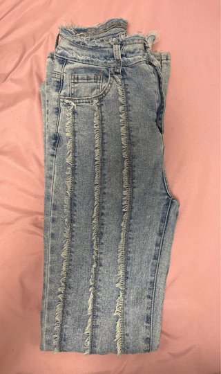 Pantalón vaquero desgastado con lineas