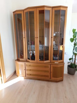 Vitrina de madera con estantes de cristal