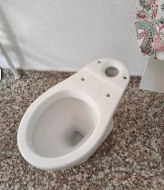 Váter. Taza inodoro impecable, espacios pequeños.