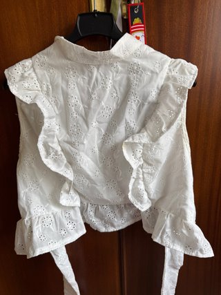 Top Blanco con Lazo y Detalle de Volantes