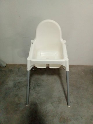 Trona Blanca con Patas Metálicas