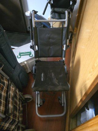 Silla pequeña de traslado para personas mayores