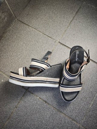 Sandalias Renda Beige y Negras