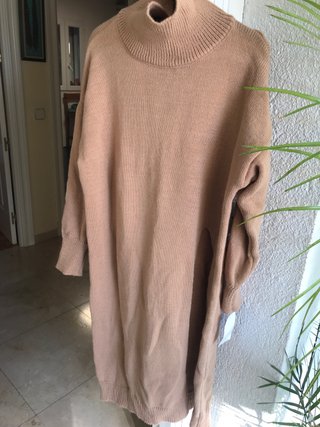 Vestido de lana beige cuello alto