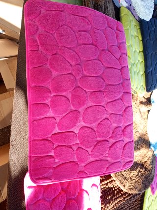Tappeto da bagno rosa con design a pietra, non spedisco