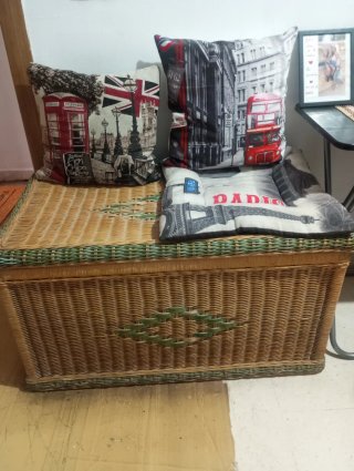 Cesto mimbre retro con cojines