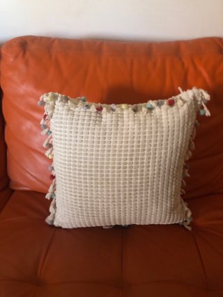 Cojín 50x50 cm con Pompones