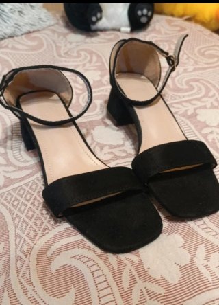Sandalias negras tacón bajo