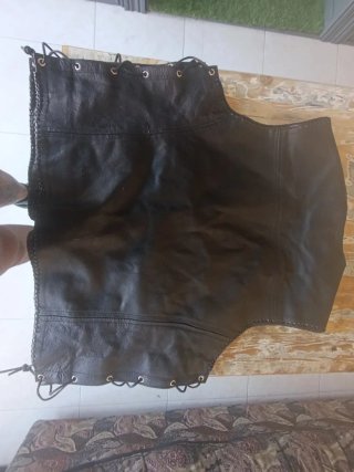 Chaleco de cuero negro