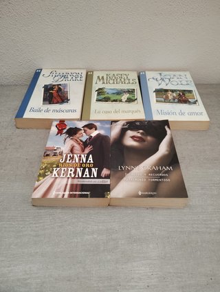 Lote cinco novelas románticas.
