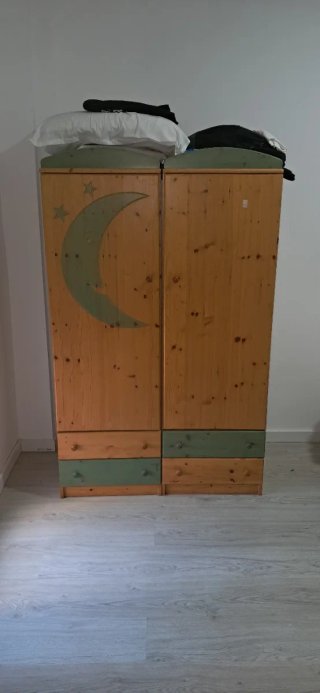 Armarios de pino con diseño de luna