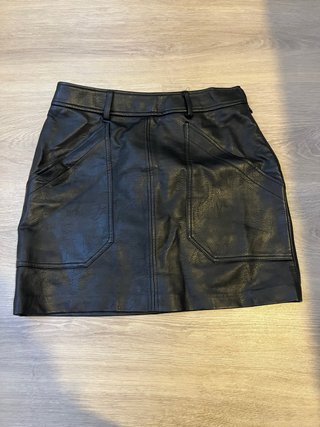 Falda de polipiel negra