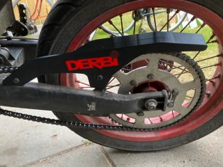 Protector cadena Derbi personalizable