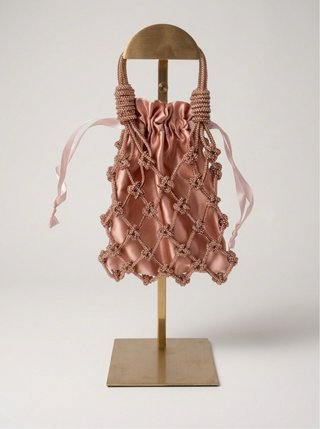 Bolso de mano artesanal en macramé