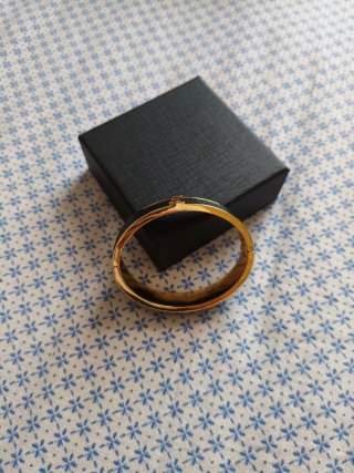 Bracciale rigido nero e oro