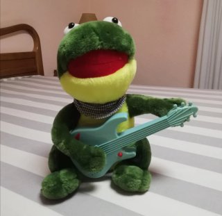 Peluche Rana Cantarina con Guitarra