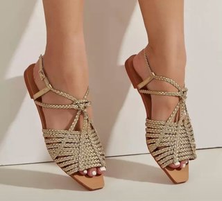 Sandalias planas doradas nuevas