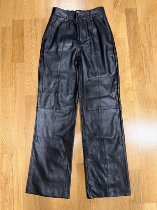 Pantalón efecto piel negro