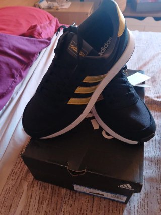 Zapatillas Adidas Negras y Doradas