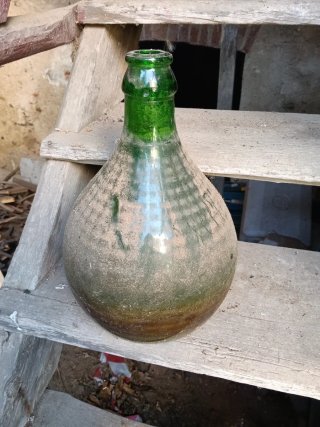 Antico contenitore vino verde