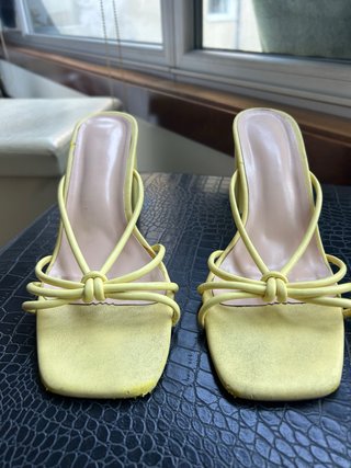 Sandalias de tacón Zara amarillas
